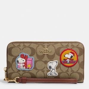 NWT Coach X Peanuts Long Zip Around
Wallet In Signature Canvas With
Patches